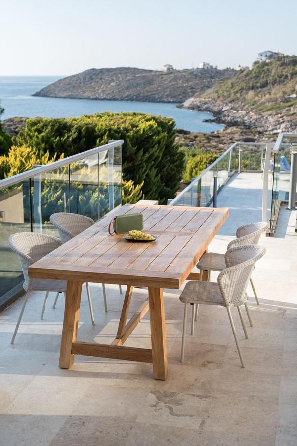 Magnifique Villa Avec Piscine Au Bord De Mer Chorafakia Exterior foto